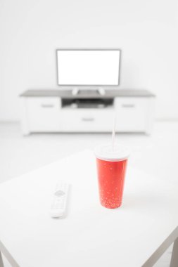 Soda ve uzaktan kumandayla oturma odasında.