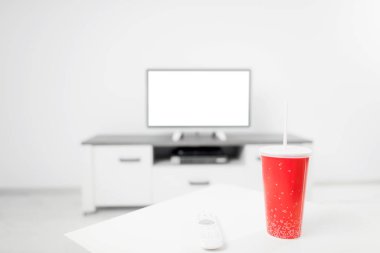 Soda ve uzaktan kumandayla oturma odasında.