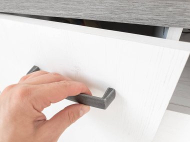 Dolabın mobilya kapısını tutan / açan / kapatan.