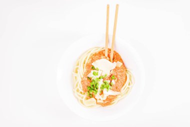 Çubuklu İtalyan makarnası, domates sosu, parmesan peyniri, fr.