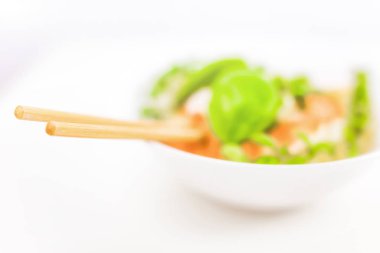 Çubuklu İtalyan makarnası, domates sosu, parmesan peyniri, fr.