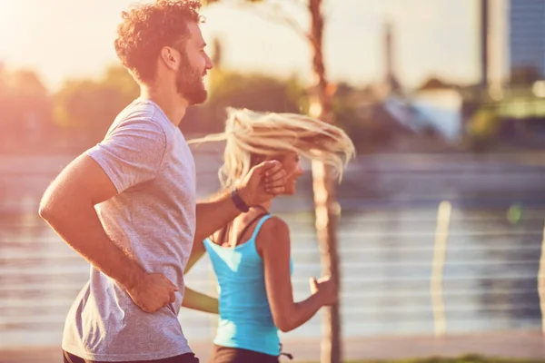 Modern kadın ve erkek şehir ortamında koşuyor / egzersiz yapıyor — Stok fotoğraf