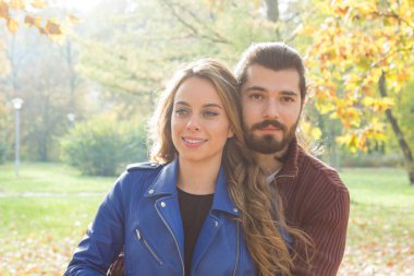 Parktaki çift güzel bir sonbahar tatilinin tadını çıkarıyor..