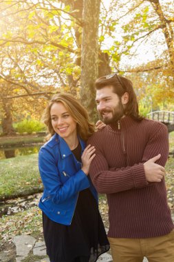Parktaki çift güzel bir sonbahar tatilinin tadını çıkarıyor..