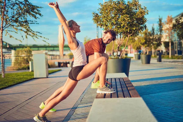 Casal moderno fazendo exercício na área urbana. — Fotografia de Stock