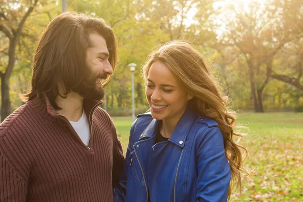 Casal no parque desfrutando de tempo agradável outono . — Fotografia de Stock