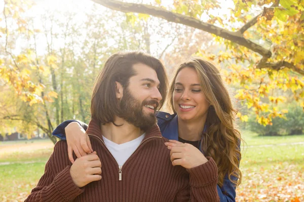 Pareja en el parque disfrutando de buen tiempo de otoño . — Foto de Stock