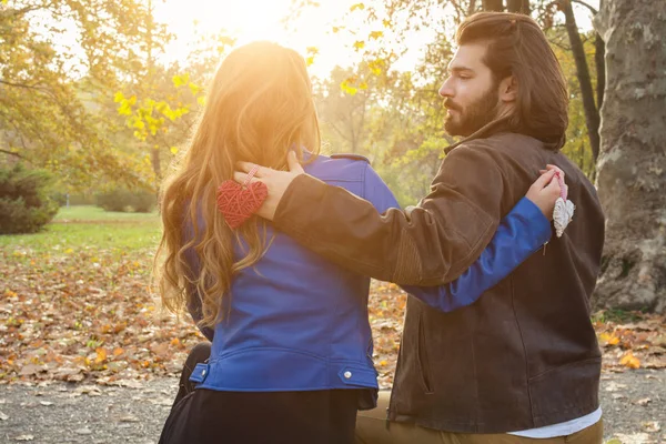 Par i parken njuter av trevlig hösttid. — Stockfoto