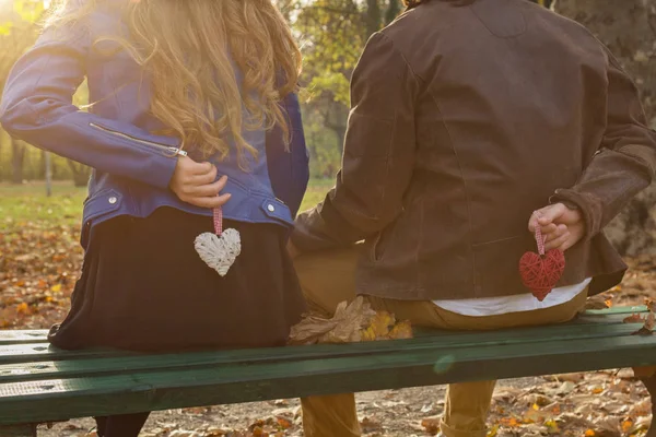 Pareja en el parque disfrutando de buen tiempo de otoño . — Foto de Stock