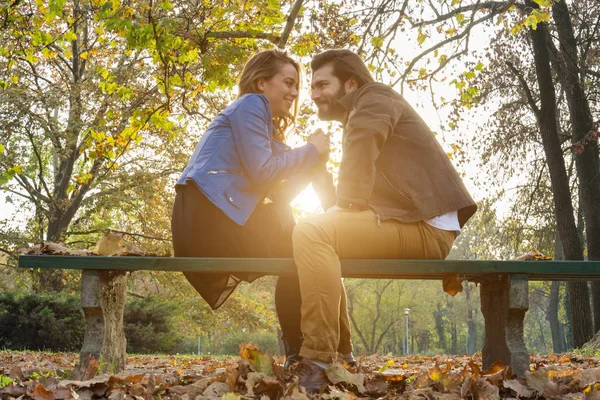 Para w parku ciesząca się miłym jesiennym czasem. — Zdjęcie stockowe