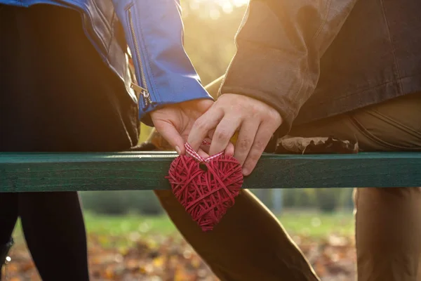 Pareja en el parque disfrutando de buen tiempo de otoño . — Foto de Stock