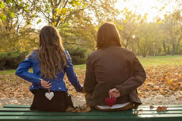 素敵な秋の時間を楽しむ公園のカップル. — ストック写真