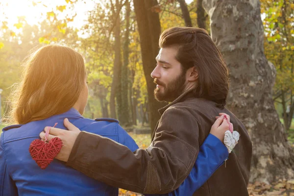 Casal no parque desfrutando de tempo agradável outono . — Fotografia de Stock