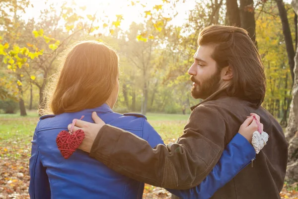 Casal no parque desfrutando de tempo agradável outono . — Fotografia de Stock