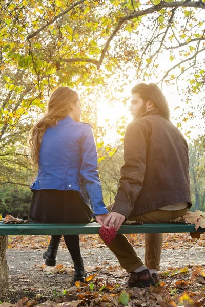 Pareja en el parque disfrutando de buen tiempo de otoño . — Foto de Stock