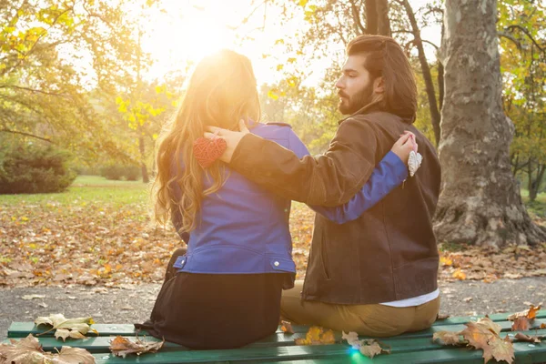 Pareja en el parque disfrutando de buen tiempo de otoño . — Foto de Stock