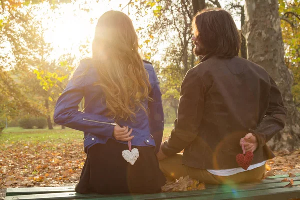 Pareja en el parque disfrutando de buen tiempo de otoño . —  Fotos de Stock