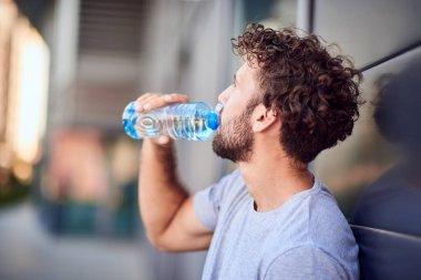 Egzersiz yaptıktan / koştuktan sonra susamış sporcu su içiyor