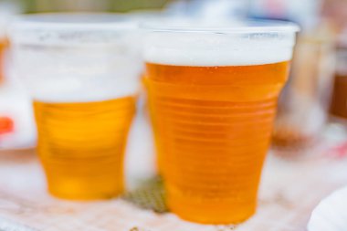 Arka bahçedeki piknik masasında bira bardakları..