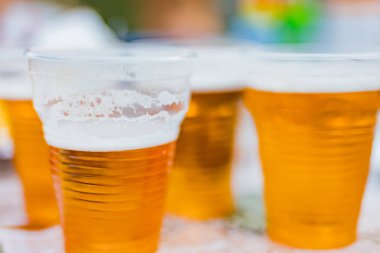 Arka bahçedeki piknik masasında bira bardakları..