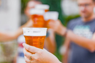 Arkadaşlar arka bahçede bira içerek eğleniyorlar..