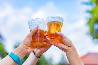 Arkadaşlar arka bahçede bira içerek eğleniyorlar..