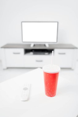 Soda ve uzaktan kumandayla oturma odasında.