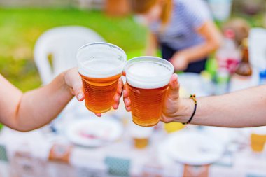 Arkadaşlar arka bahçede bira içerek eğleniyorlar..