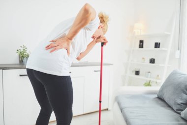 Evi temizlerken ve günlük ev işlerini yaparken yaralanmış..