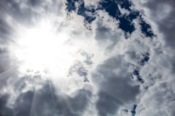 Rayos de sol y nubes en el cielo . —  Fotos de Stock