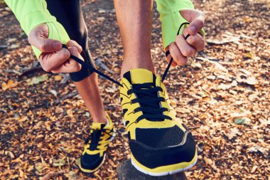 Sonbahar renkli parkta koşuya hazırlanılıyor.