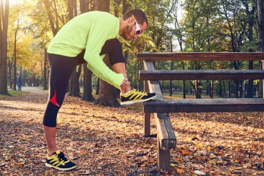 Sonbahar renkli parkta koşuya hazırlanılıyor.