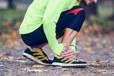 Doğa / açık havada egzersiz sırasında koşu sakatlığı.