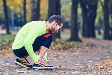 Doğa / açık havada egzersiz sırasında koşu sakatlığı.