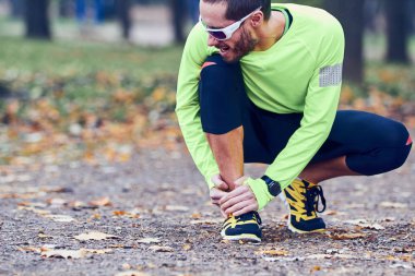 Doğa / açık havada egzersiz sırasında koşu sakatlığı.