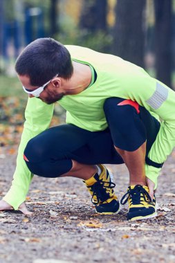 Doğa / açık havada egzersiz sırasında koşu sakatlığı.