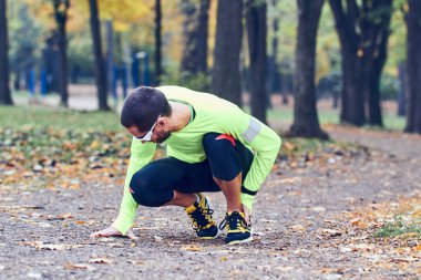 Doğa / açık havada egzersiz sırasında koşu sakatlığı.
