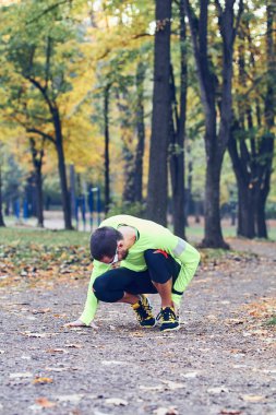 Doğa / açık havada egzersiz sırasında koşu sakatlığı.