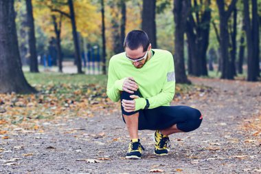 Doğa / açık havada egzersiz sırasında koşu sakatlığı.