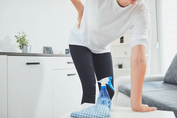 Verletzung beim Putzen des Hauses und bei der täglichen Hausarbeit. — Stockfoto