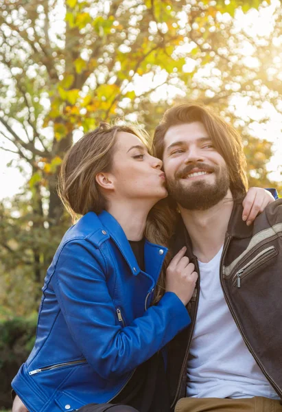 Pareja joven disfrutando en el parque de color otoño . — Foto de Stock