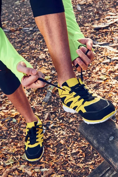 Preparación para correr en el parque de color otoño . — Foto de Stock