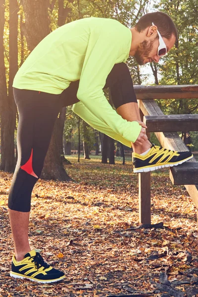 Preparación para correr en el parque de color otoño . — Foto de Stock