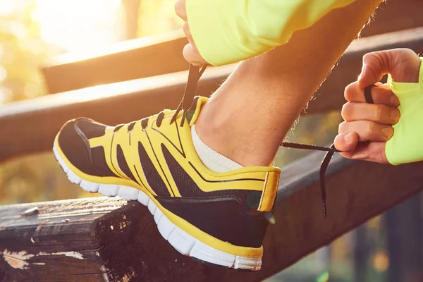 Preparación para correr en el parque de color otoño . — Foto de Stock