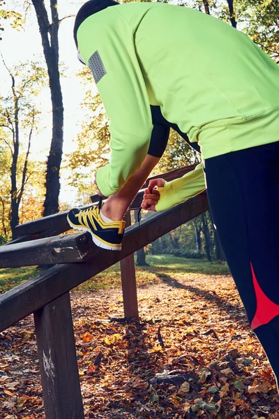 Preparación para correr en el parque de color otoño . — Foto de Stock