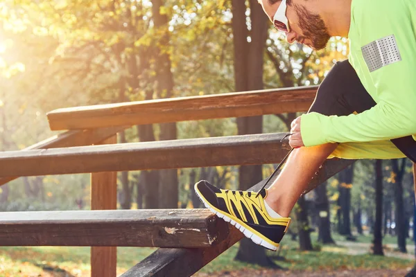 Preparación para correr en el parque de color otoño . — Foto de Stock