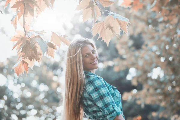 Giovane donna godendo in autunno natura colorata . — Foto Stock
