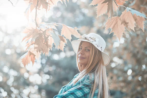 Jovem mulher desfrutando no outono colorido natureza . — Fotografia de Stock