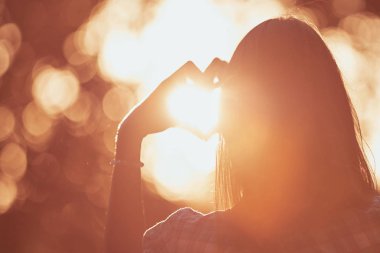 Aşk ve romantizm için kalp şekli evrensel işaret.