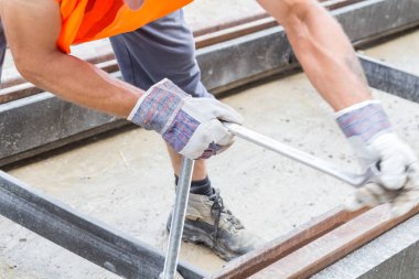 İnşaat işçisi için ağır bir iş..